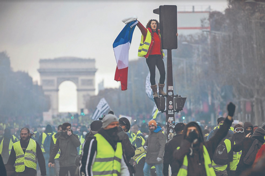 Protestas en Francia fortalecen a Le Pen