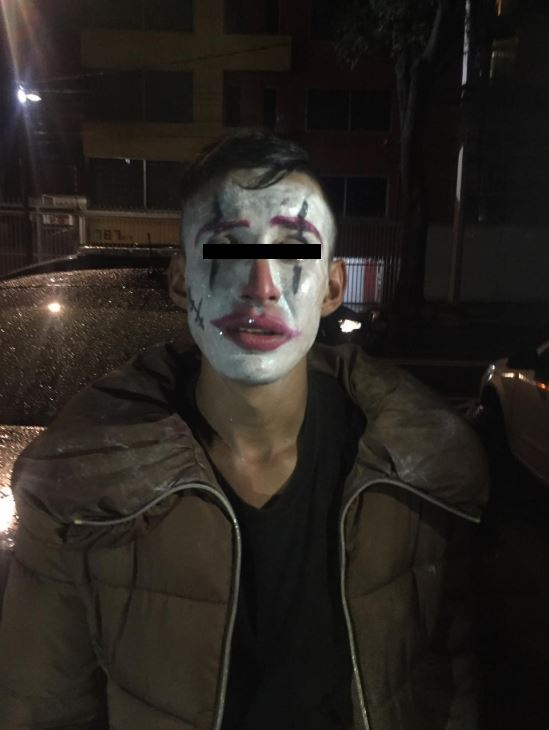 Un hombre maquillado como “El Cuervo” es arrestado por robo en Benito Juárez