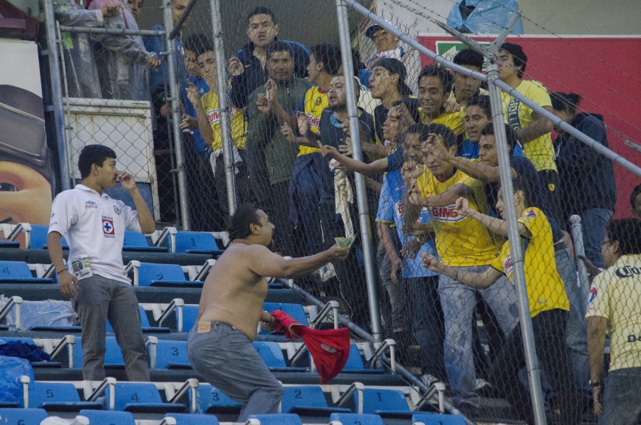 Aficionados del América apedrean a fans de Cruz Azul; hay 30 detenidos