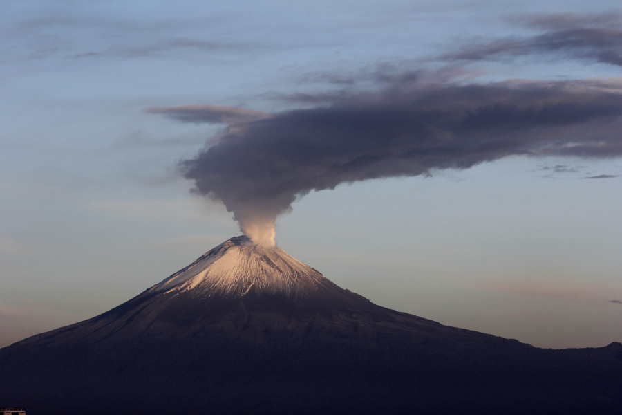 Popocatépetl emite fumarola de 2.5 kilómetros de altura