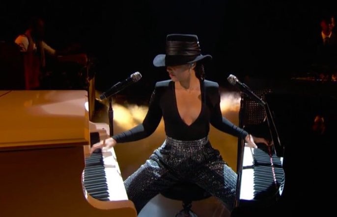 Alicia Keys sorprende en la gala de los GRAMMYs (VIDEO)