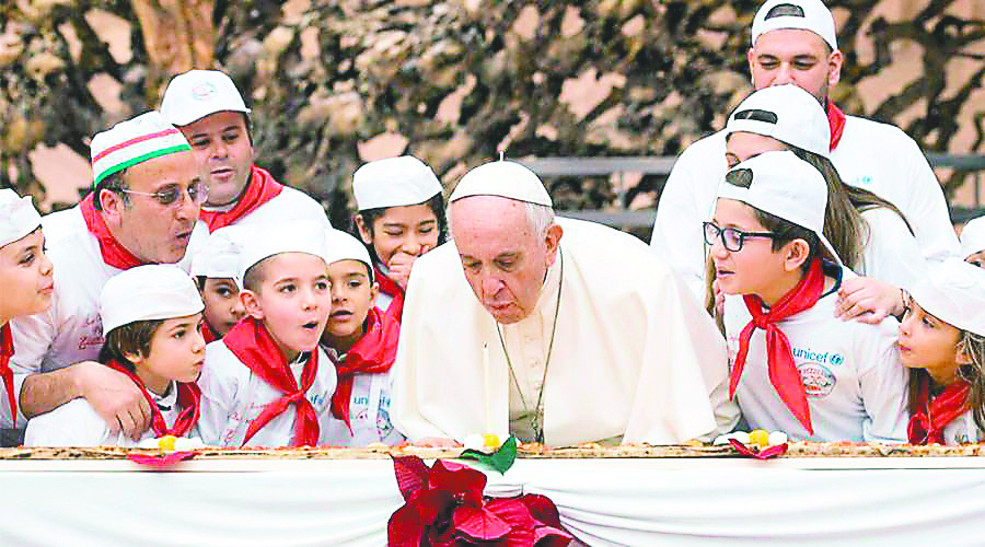 El Papa bendice a niños Dios para iniciar época de Navidad