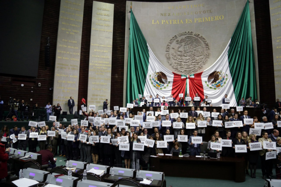 Por reducción de presupuesto, diputados protestan durante comparecencia de Carlos Urzúa