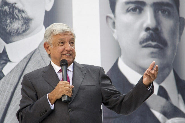 AMLO lanza convocatoria para vender avión presidencial