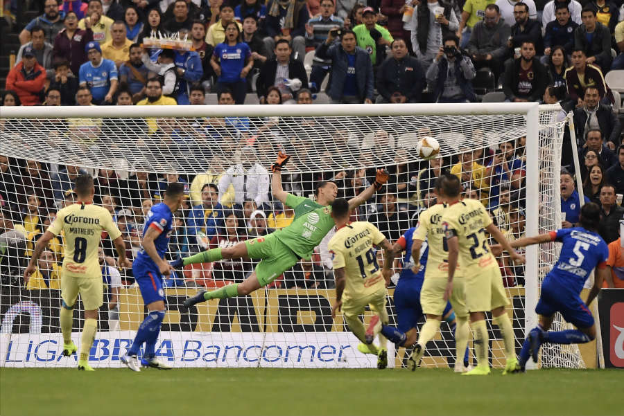 Con 29 faltas y cero goles, termina la ida del Clásico