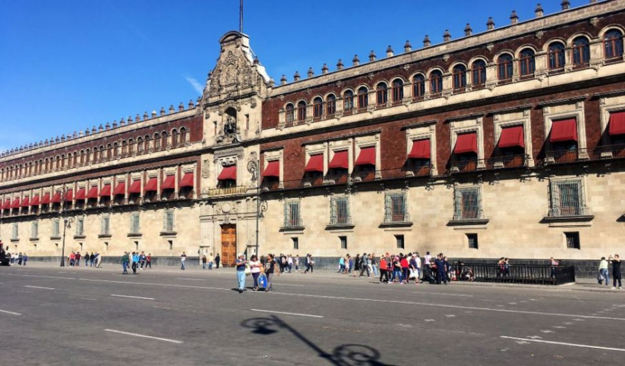 Quitan las vallas que rodeaban el Palacio Nacional