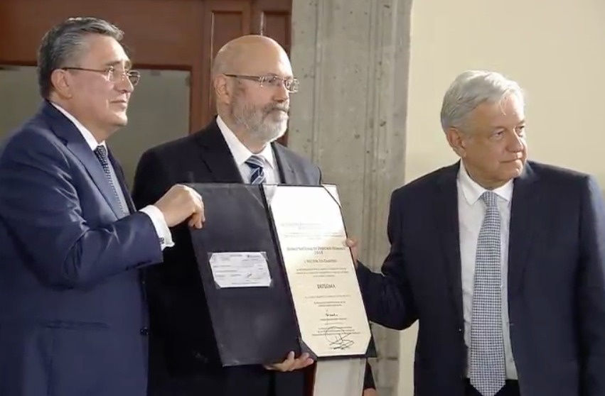 AMLO entrega Premio Nacional de los Derechos Humanos a Héctor Fix