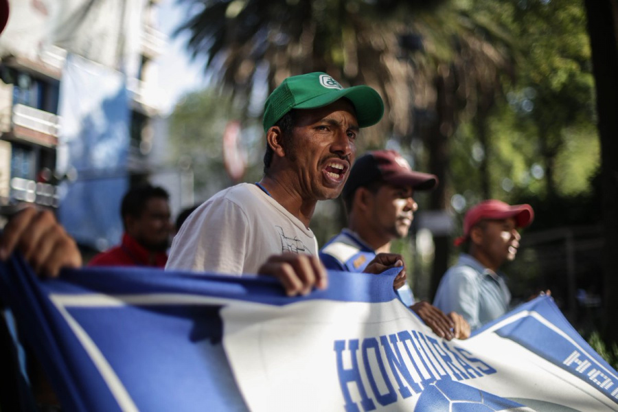 “¡Sin buses no nos vamos de México!”, advierten migrantes