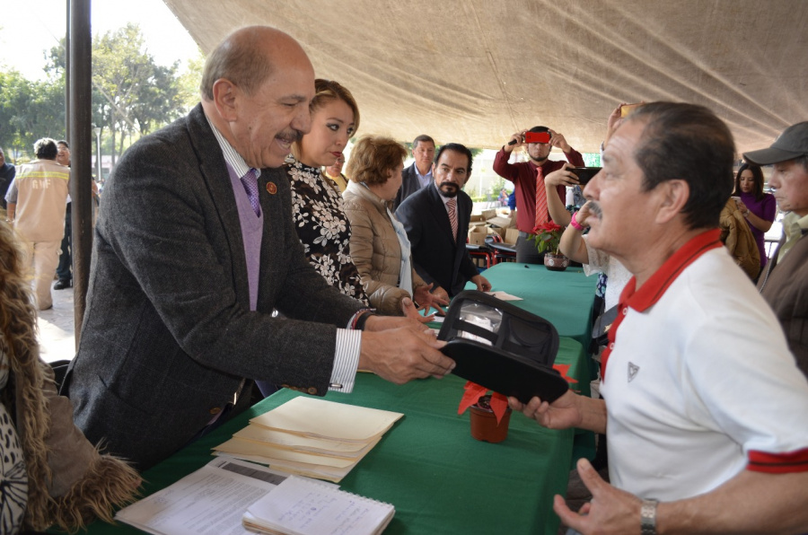 Entregan aparatos auditivos y sillas de ruedas en Iztacalco