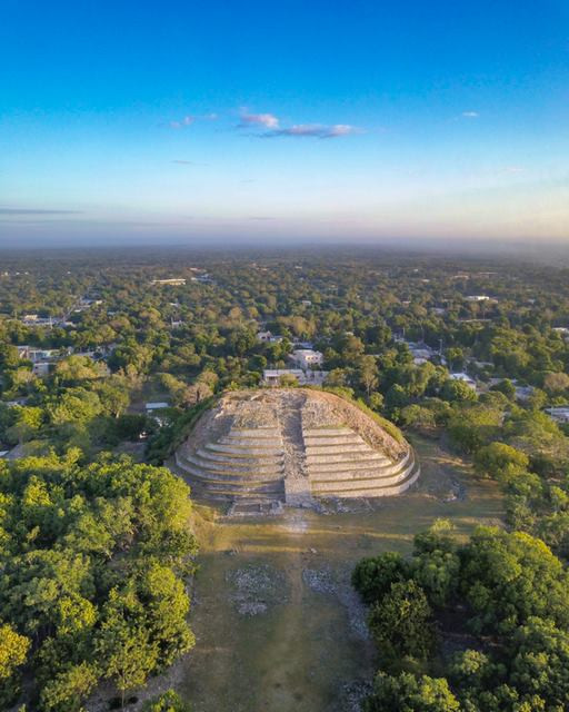 El Pueblo Mágico de Izamal, te invita a subir a la cima de la pirámide Kinich Kak