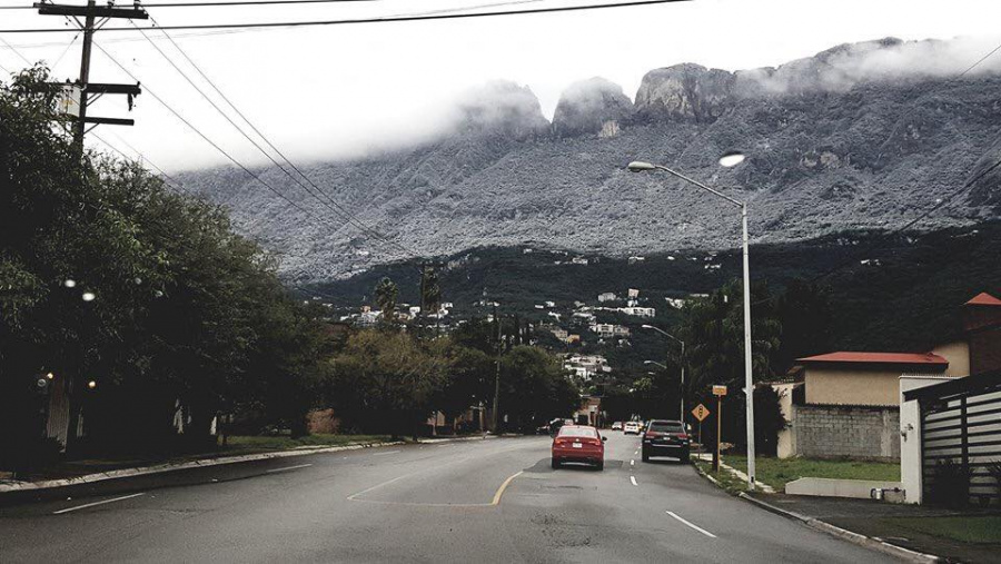 Tormenta invernal pinta de blanco montañas de Nuevo León