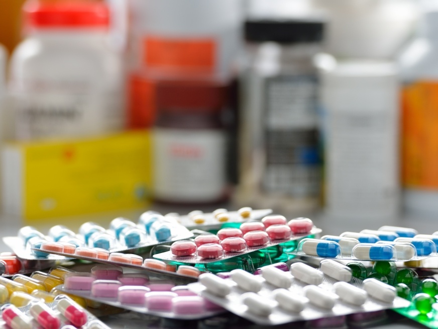Alertan por posible desabasto de medicinas por rezagos en autorizaciones de Cofepris