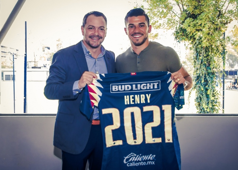 América renueva a Henry Martín