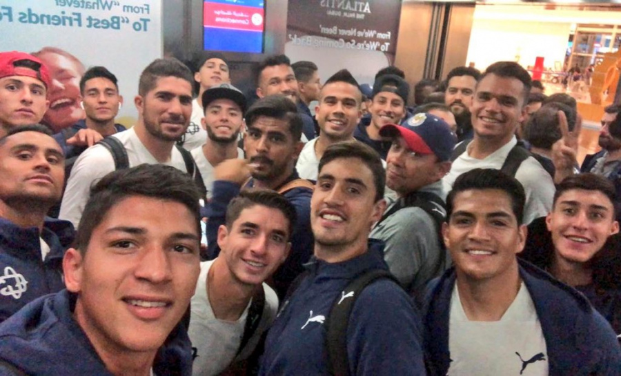 Chivas arriba a Emiratos para Mundial