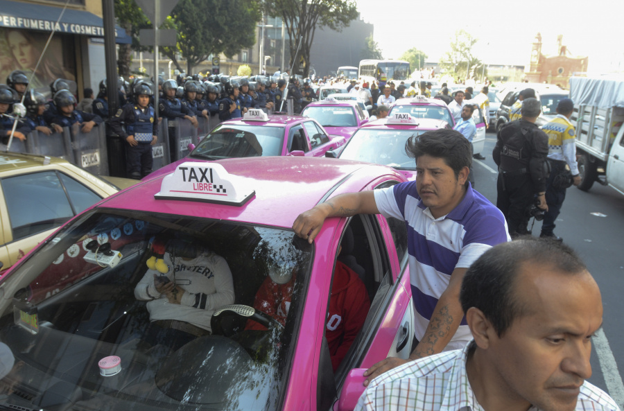 Taxistas de CDMX, piden a AMLO restablecer abasto de gasolinas