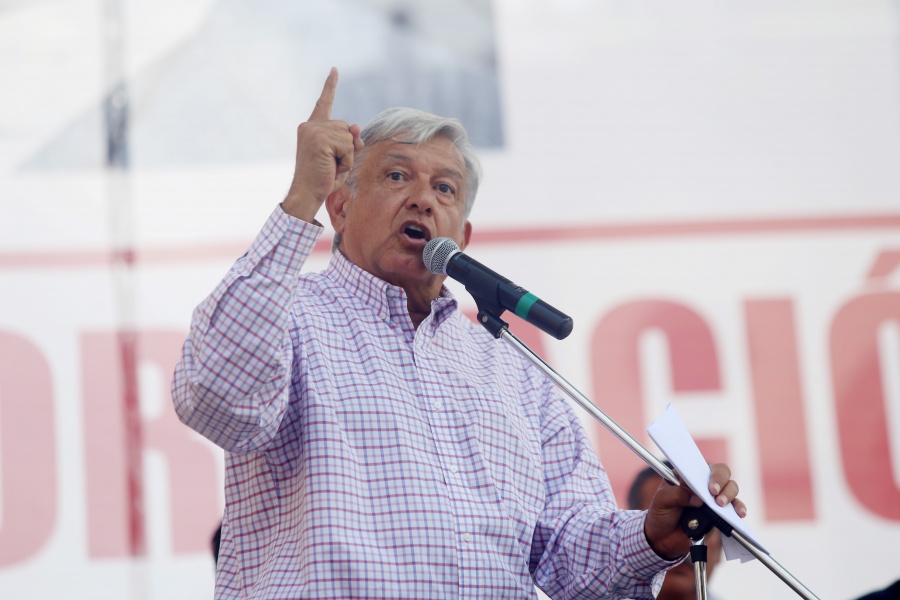 Promete AMLO acabar con los maestros