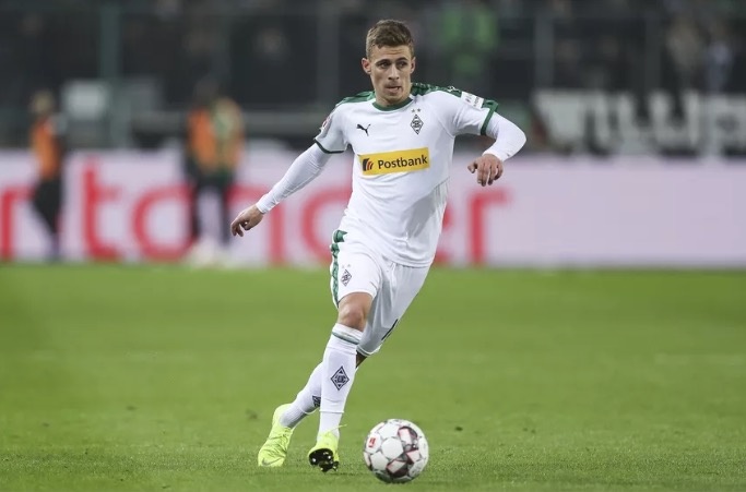 Borussia Dortmund ficha a Thorgan Hazard hasta 2024