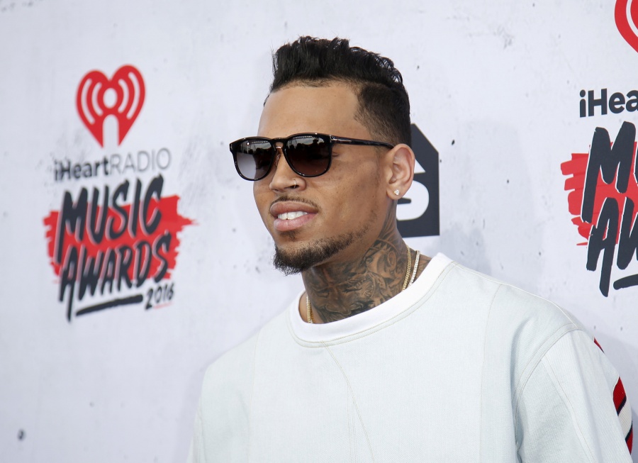 Chris Brown es detenido por violación en París