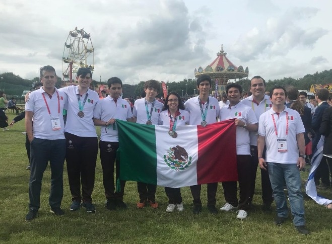 Jóvenes medallistas en Olimpiada de Matemáticas, agradecen a Guillermo del Toro