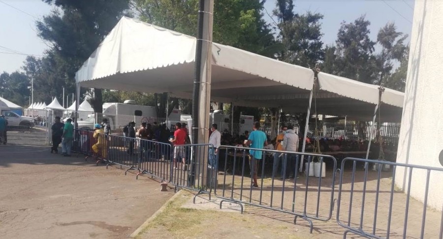 Policía resguarda albergue de migrantes en Iztacalco