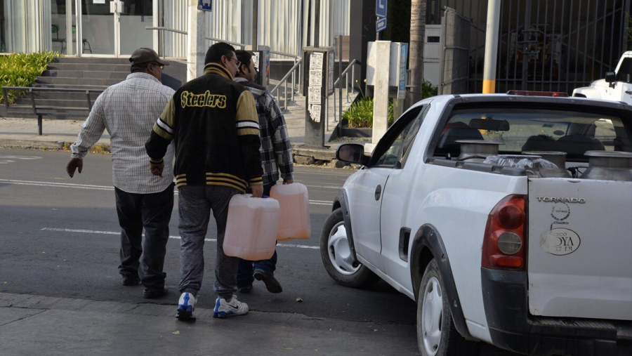 Pemex niega desabasto en CDMX, mientras habitantes desatan compras de pánico de combustible