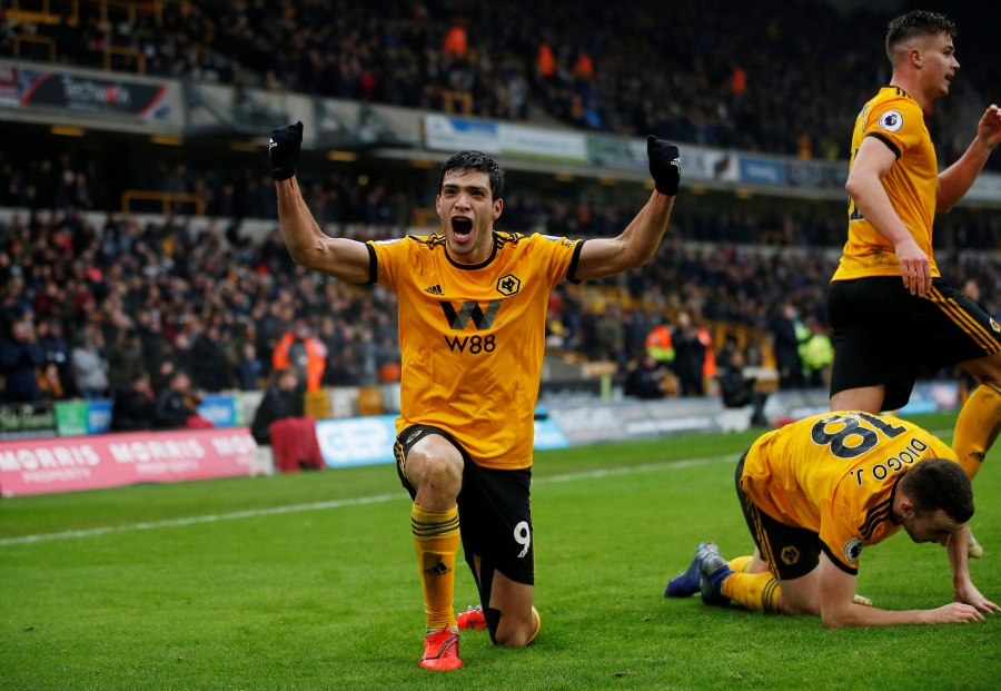 Wolverhampton gana al Leicester con gran partido de Raúl Jiménez