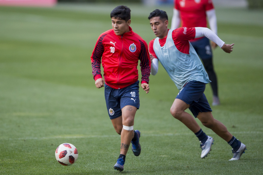 Chivas llega a Emiratos Árabes para Mundial de Club