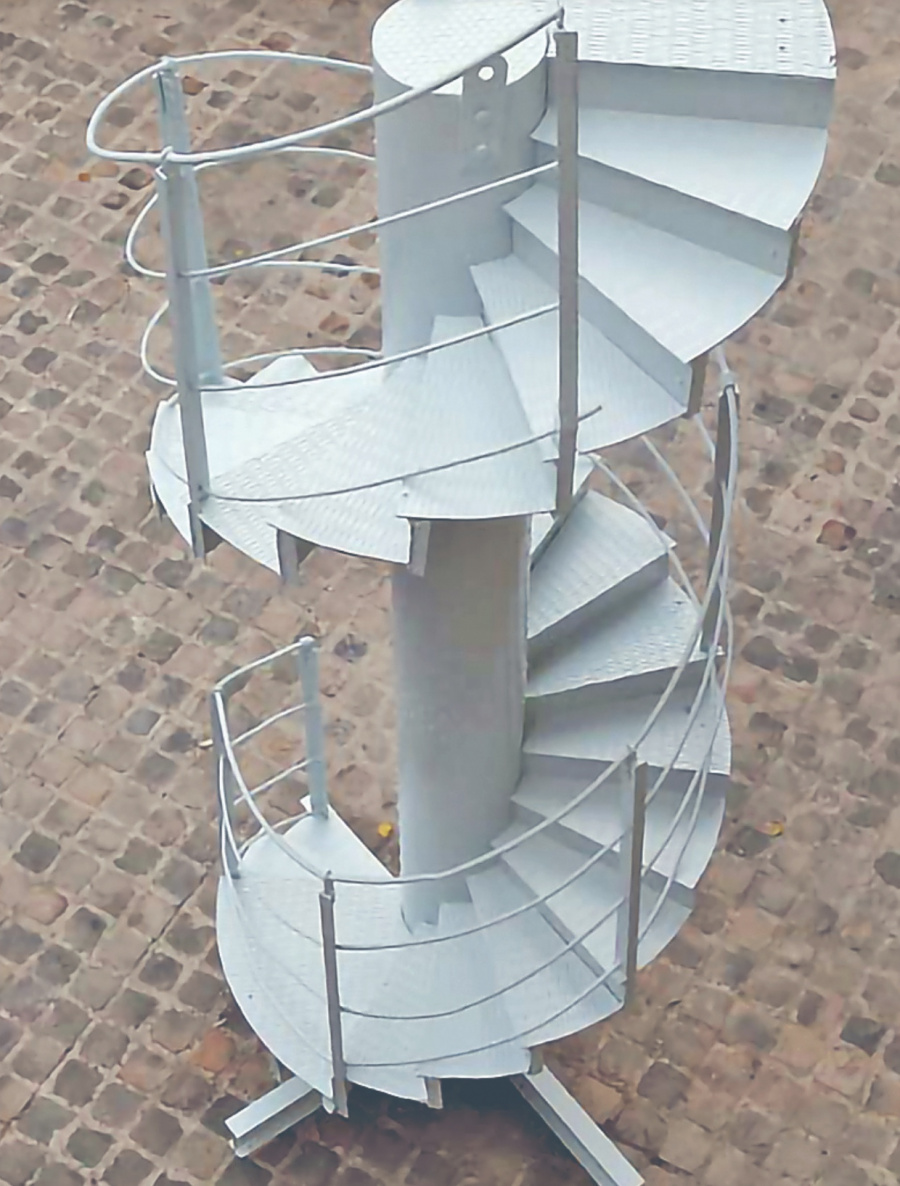 Subastan trozo de la escalera original de la torre Eiffel