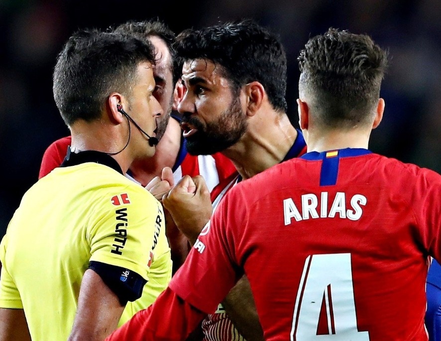 Árbitro expulsa a Diego Costa después de insultarlo.
