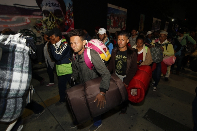 Caravana de migrantes deja Ciudad Deportiva; van hacia Querétaro