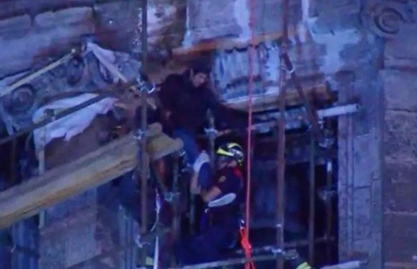 Rescatan a hombre que subió a cúpula de la Catedral Metropolitana
