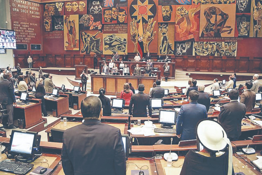 Quitan 5% al salario de diputados en Ecuador