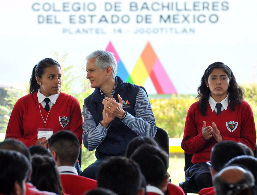 Del Mazo promete a estudiantes de prepa pase directo a la universidad